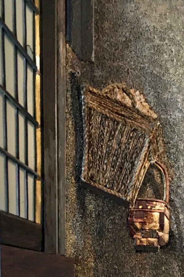 Detail: raam met stukje eruit & koperen kannetje...